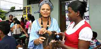 Responsvel pela iniciativa, Dora Alves ensina a arte do cuidado com cabelos no prprio salo e ministra oficinas em escolas pblicas, faculdades, vilas e e penitencirias(foto: Edsio Ferreira/EM/D.A Press )