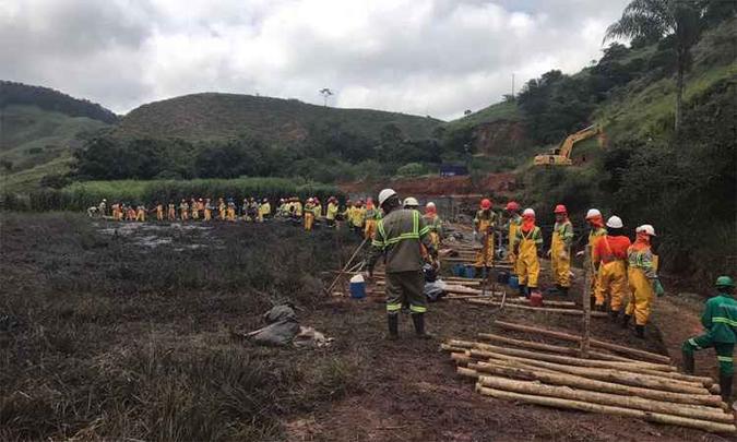 Atualmente, cerca de 200 pessoas atuam na limpeza do córrego atingido pelo vazamento(foto: Anglo American/Divulgação) Atualmente, cerca de 200 pessoas atuam na limpeza do córrego atingido pelo vazamento(foto: Anglo American/Divulgação)