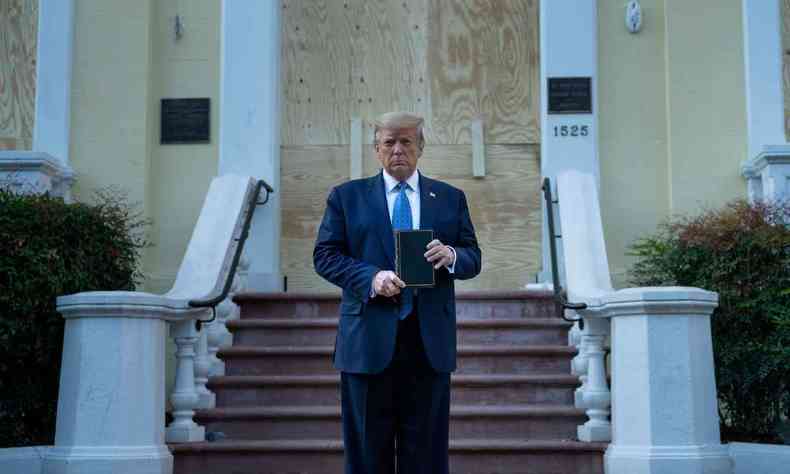 'Temos um grande pas', disse Trump, que levava uma bblia em uma das mos(foto: Brendan Smialowski / AFP )
