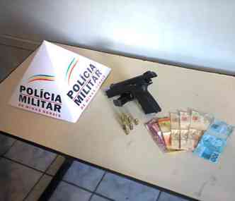 Arma, munio e dinheiro apreendidos com o suspeito(foto: Polcia Militar / Divulgao)