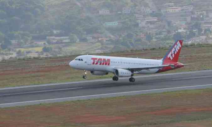 Avio da TAM pousa no Aeroporto Internacional Tancredo Neves, em Confins (foto: Gladyston Rodrigues/EM/D.A Press)