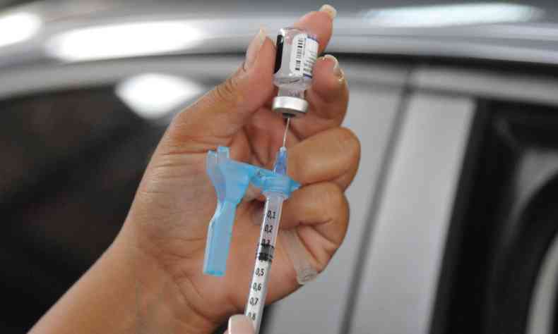 enfermeira prepara aplicao de vacina contra COVID-19