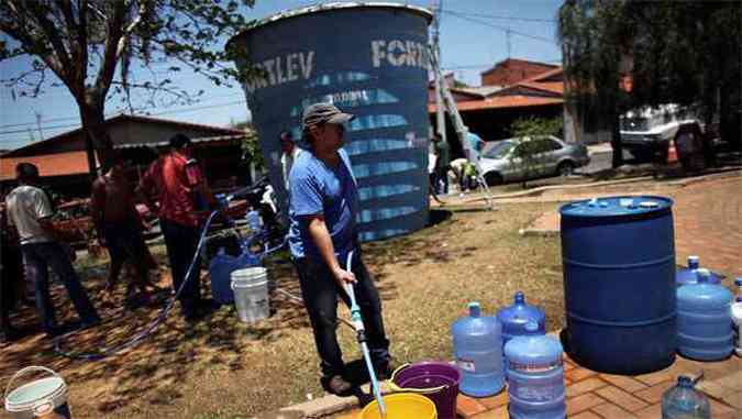Moradores de Itu dependem, h nove meses, de contineres e tanques de gua para abastecimento(foto: NACHO DOCE)