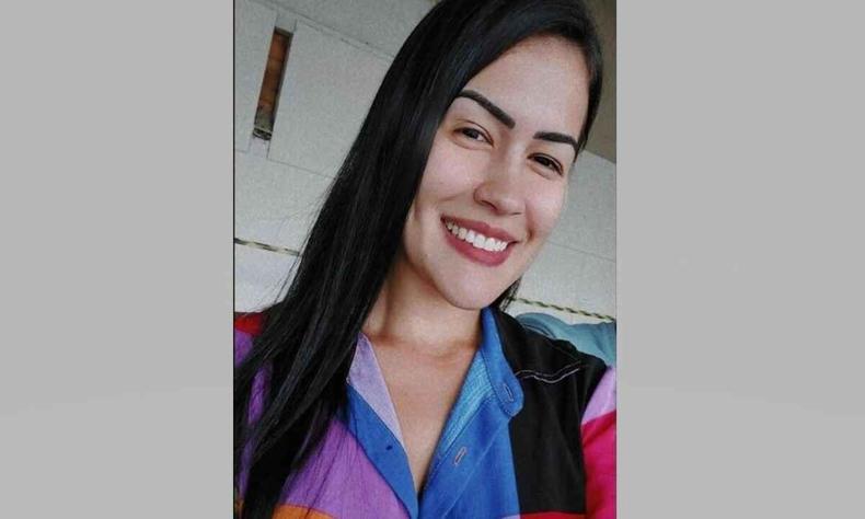 Bianca Maria Almeida Florindo, de 28 anos, com camisa estampada, colorida. Branca, cabelo preto comprido. Ela sorri 