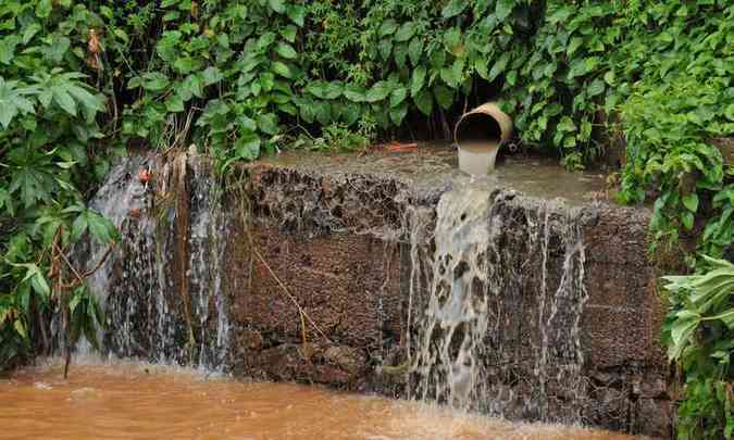 O Rio das Velhas, que  um dos afluentes do So Francisco, sofre com o volume de esgoto que recebe diariamente(foto: Jair Amaral/EM/D.A PRESS)