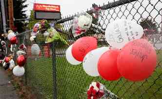 Homenagens s vtimas foram colocadas em frente  escola(foto: REUTERS/Jason Redmond )