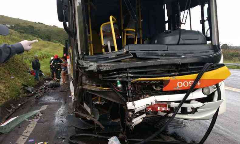 A frente do nibus ficou destruda(foto: Corpo de Bombeiros/Divulgao)