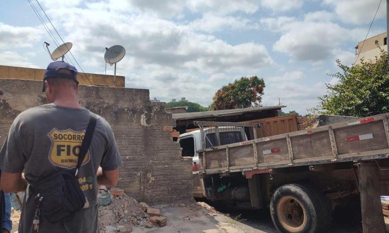 caminh�o destr�i muro de casa em bh