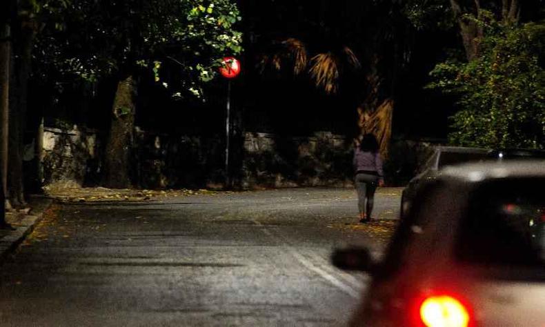 Falta de iluminação ou iluminação precária são um dos principais pontos de questionamento das mulheres(foto: Ramon Lisboa/EM/D.A Press) Pedestre anda em rua com pouca iluminação próximo à Praça da Liberdade, em Belo Horizonte