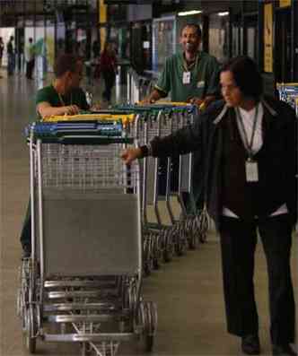 Funcionrios recolhem carrinhos de bagagem colocados no saguo apenas pela manh(foto: Edsio Ferreira/EM/D.A/Press)