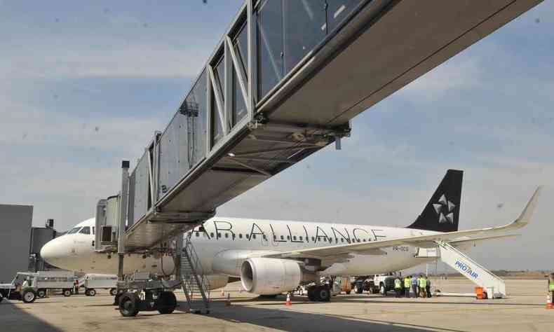 Avio da empresa Star Alliance na rea de manobras do aeroporto de Confins