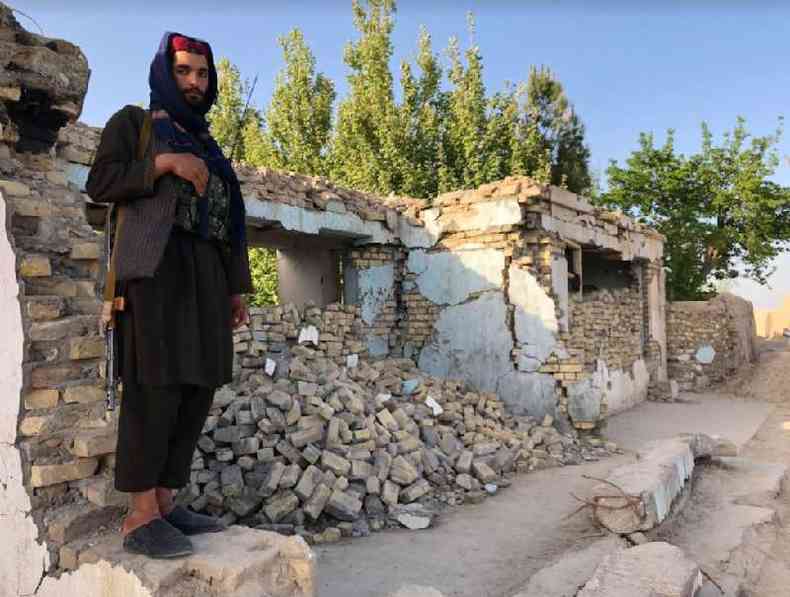 Combatente do Taleban do lado de fora de uma mesquita bombardeada em ataque areo(foto: BBC)