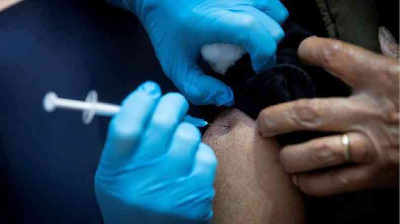 Quase 13 milhes de pessoas foram imunizadas contra a covid-19 em 2020(foto: Reuters)