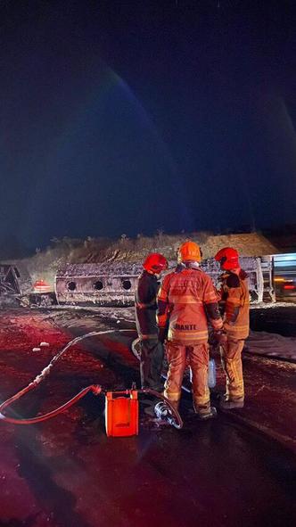 (foto: SALA DE IMPRENSA CBMMG) trabalho do corpo de bombeiros no incêndio na br-040