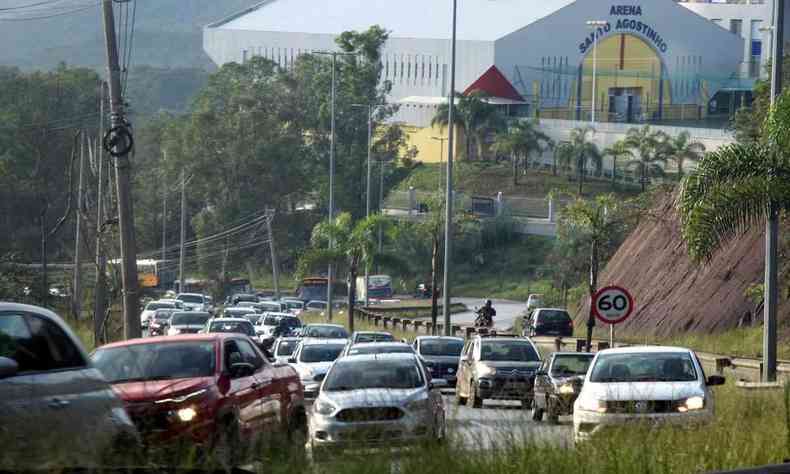 Grande fluxo de carros prximo ao Colgio Santo Agostinho em BH