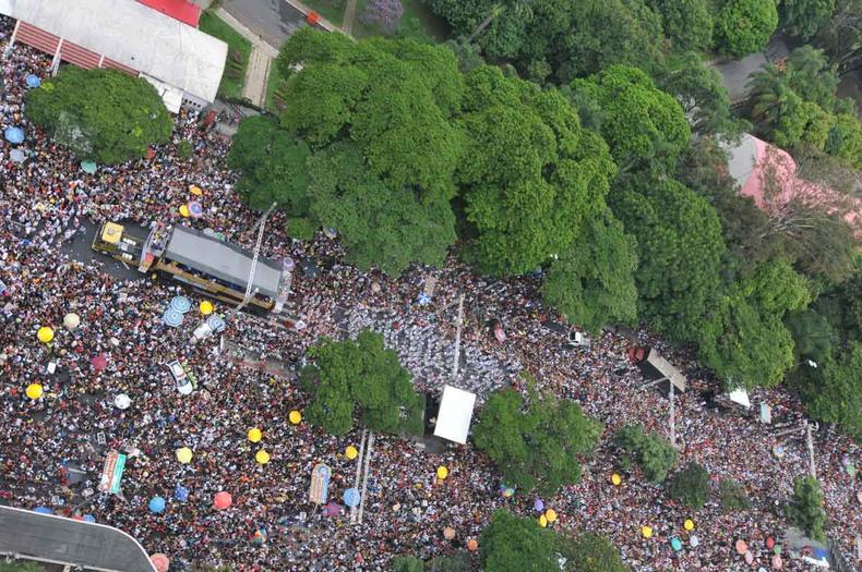 Vista geral da Avenida Afonso Pena no carnaval de BH