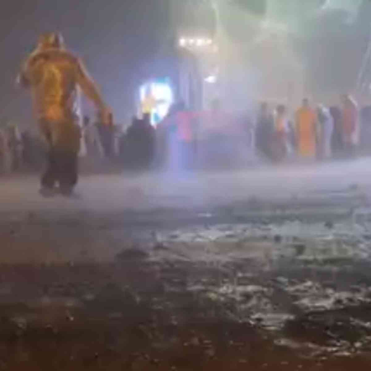 Imagens impressionantes: Festa do Peão Boiadeiro em MG é cancelada após  chuva destruir palco e arquibancada