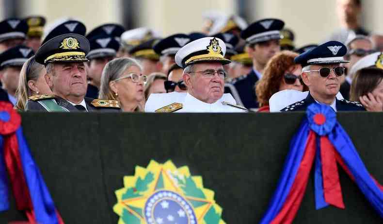 Vilas Boas, comandante do Exrcito, ao lado dos comandantes da Marinha e da Aeronutica em evento cerimonial.