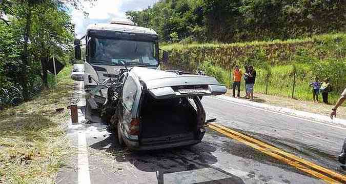 Carro invadiu a contramo e atingiu de frente um a carreta(foto: Silvio Andrade/DeFato)