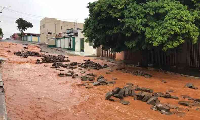 Ruas foram danificadas aps temporal em Francisco S, no Norte de Minas(foto: Reproduo/Whatsapp)