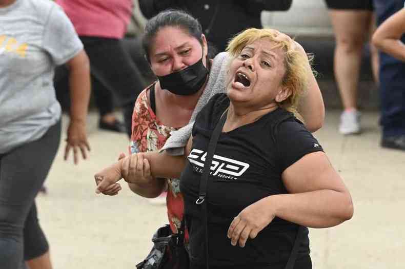 Mulher desesperada depois do massacre no presdio