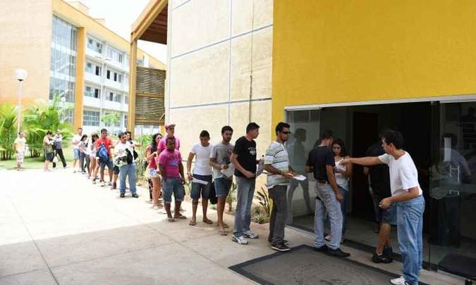 Estudantes chegam à UFMG para os exames do Enem do ano passado: Inep recomenda que candidato conheça o local onde fará as provas com antecedência(foto: Alexandre Guzanshe/EM/D.A Press - 9/11/14) Estudantes chegam à UFMG para os exames do Enem do ano passado: Inep recomenda que candidato conheça o local onde fará as provas com antecedência(foto: Alexandre Guzanshe/EM/D.A Press - 9/11/14)