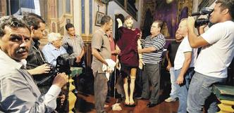 Com filmagens, fotos e entrevistas, técnicos recolheram informações sobre a cerimônia de Morro Vermelho para o projeto Ritos da Quaresma e Semana Santa(foto: Juarez Rodrigues/EM/D.A Press) Com filmagens, fotos e entrevistas, técnicos recolheram informações sobre a cerimônia de Morro Vermelho para o projeto Ritos da Quaresma e Semana Santa(foto: Juarez Rodrigues/EM/D.A Press)