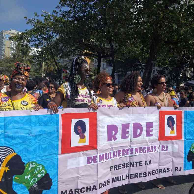 Rose Cipriano (2 da esquerda para direita) promove empoderamento das mulheres negras na Baixada Fluminense(foto: Arquivo Pessoal)