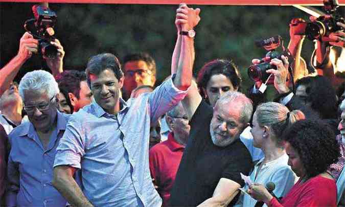 Lula acompanhou na Praça da República, em São Paulo, o seu julgamento ao lado do ex-prefeito Fernando Haddad, que pode ser alternativa do PT para disputar a Presidência, caso ex-presidente fique inelegível(foto: Nelson Almeida/AFP)