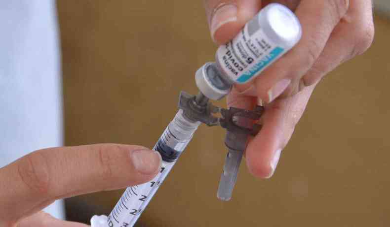 Seringa e ampola de vacina AstraZeneca contra a COVID-19