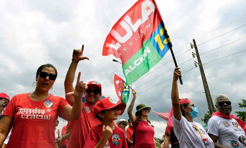 Eleitores do petista Luiz Incio Lula da Silva trabalham por nova vitria do candidato neste segundo turno