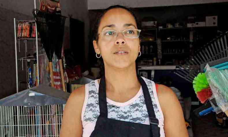 A loja de raes de Cleonice Cipriano foi invadida pela enxurrada. ltimos dias foram de faxina(foto: Paulo Filgueiras/EM/D.A Press )