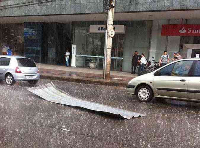 Telhado vai parar no meio da Avenida do Contorno, na Savassi, durante temporal(foto: Joo Henrique do Vale/Esp EM DA Press)