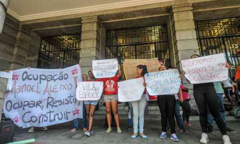 Protesto na porta da Prefeitura de Belo Horizonte (PBH)(foto: Leandro Couri/EM/D.A.Press)