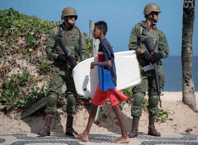 Segundo presidente, a segurança é uma preocupação constante dos cariocas, mas também de todos os brasileiros e, particularmente, do governo federal(foto: Mauro PIMENTEL/AFP) Segundo presidente, a segurança é uma preocupação constante dos cariocas, mas também de todos os brasileiros e, particularmente, do governo federal(foto: Mauro PIMENTEL/AFP)