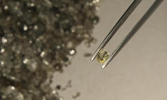 Na frica, a pedra preciosa deixou de ser apenas algo que se consegue peneirando cascalho. A profissionalizao mudou o status da extrao(foto: Stephane de Sakutin/AFP)