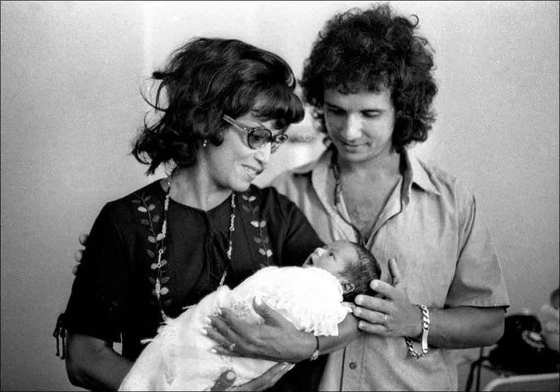 Laura Moreira Braga, a Lady Laura, segura o neto no colo, ao lado do filho, Roberto Carlos(foto: Sidney Corrallo/Agência O Globo) Laura Moreira Braga, a Lady Laura, segura o neto no colo, ao lado do filho, Roberto Carlos(foto: Sidney Corrallo/Agência O Globo)