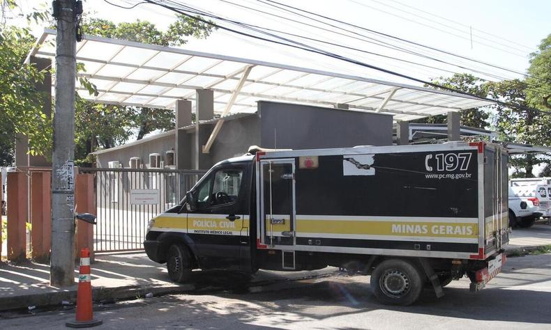 Carro do IML visto pela lateral preparando para entrar no prédio do IML em Belo Horizonte. 