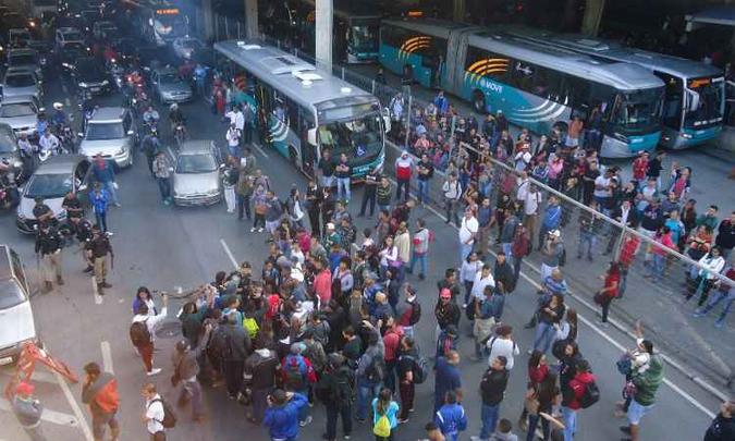 Na Estação Pampulha, passageiros revoltados bloquearam passagem de ônibus e PM interveio(foto: Beto Novaes/EM/D.A Press) Na Estação Pampulha, passageiros revoltados bloquearam passagem de ônibus e PM interveio(foto: Beto Novaes/EM/D.A Press)