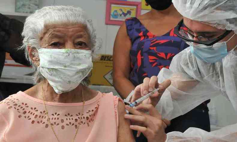 A vacinao dos grupos prioritrios deve ser interrompida pela falta de reposio das doses dos imunizantes (foto: Marcos Vieira/EM/D.A Press)