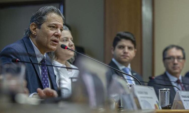 Ministro da Fazenda, Fernando Haddad (c), apresenta o Novo Ciclo de Cooperao Federativa, durante entrevista coletiva no ministrio