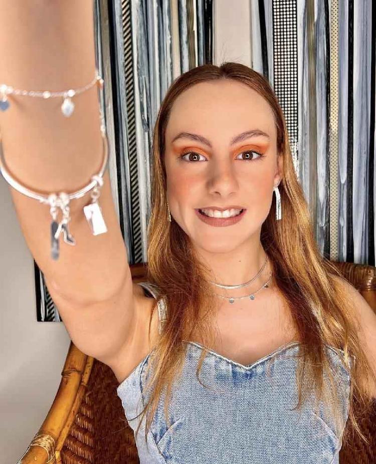Isabella Savaget com o braço direito levantado