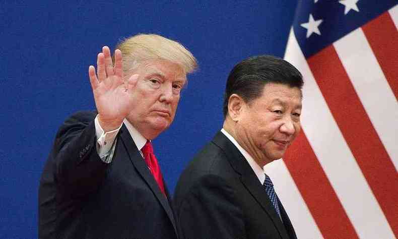 Donald Trump e o presidente da China Xi Jinping durante evento de lderes empresariais no Grande Salo do Povo em Pequim neste sbado (foto: NICOLAS ASFOURI/AFP )