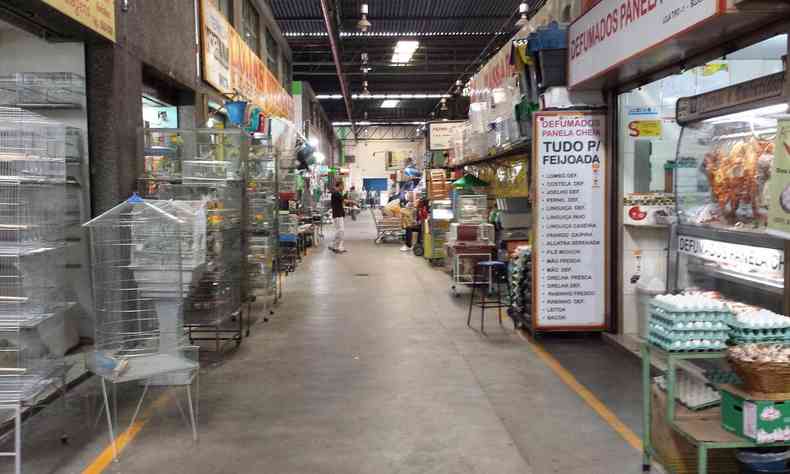 corredor de lojas de venda de aves no Mercado Central