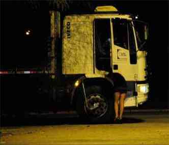 Travesti recebe cocana de caminhoneiro e utiliza a droga ali mesmo(foto: Paulo Filgueiras/EM/D.A Press)