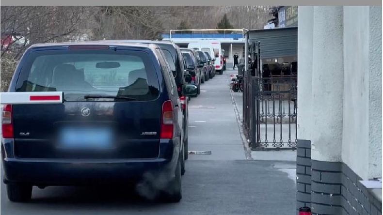 Fila de carros em frente  funerria Dongijao, em Pequim