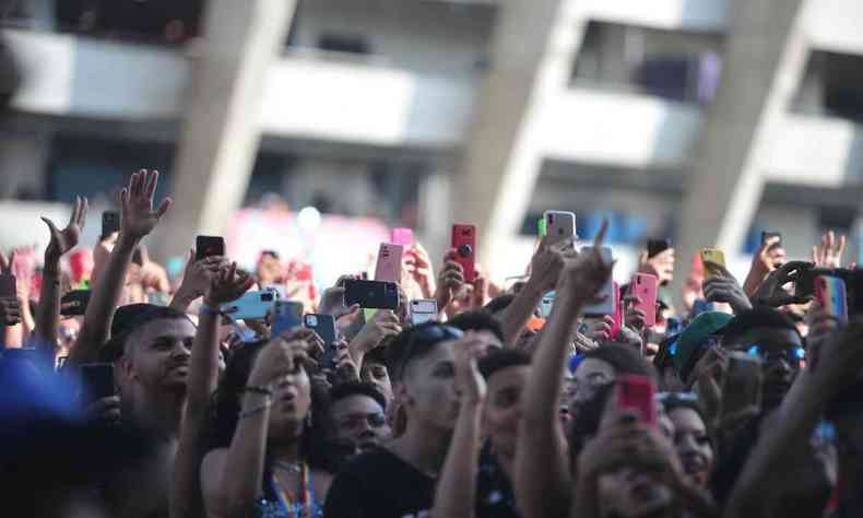 Publico na frente do Mineiro vendo um show e gravando com celulares