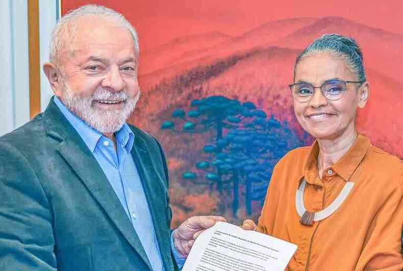 Lula e Marina Silva selando apoio com documento em mos