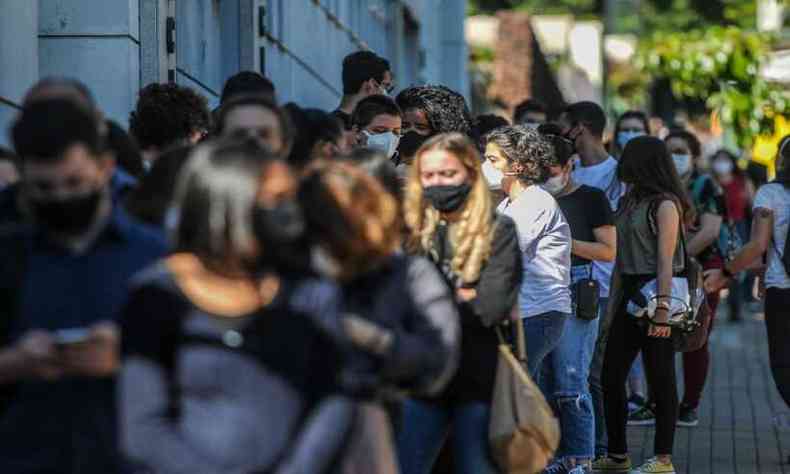 Debaixo de sol, trabalhadores da sade acima de 18 anos aguardam para ser vacinados na Faculdade de Cincia Mdicas, no Centro de BH(foto: Leandro Couri/EM/D.A Press)