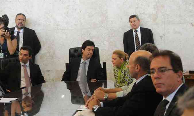 Presidente da Assembleia Diniz Pinheiro (C), durante reunio na manh desta segunda-feira entre aliados e oposio(foto: Beto Novaes/EM/D.A Press)